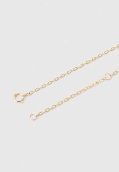 Zlatý reťazový náhrdelník s oválnymi článkami, vybavený karabínkovým zapínaním a kruhovým spojom pre nastaviteľnosť. Hladký povrch.