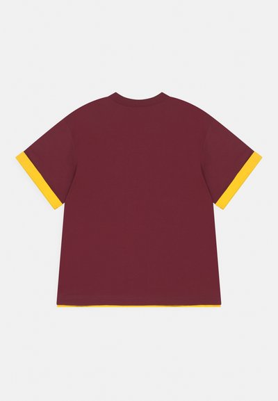 T-shirt bordô com punhos amarelos, mangas curtas e decote redondo. Feito em tecido suave, possui um corte descontraído e sem padrões visíveis.