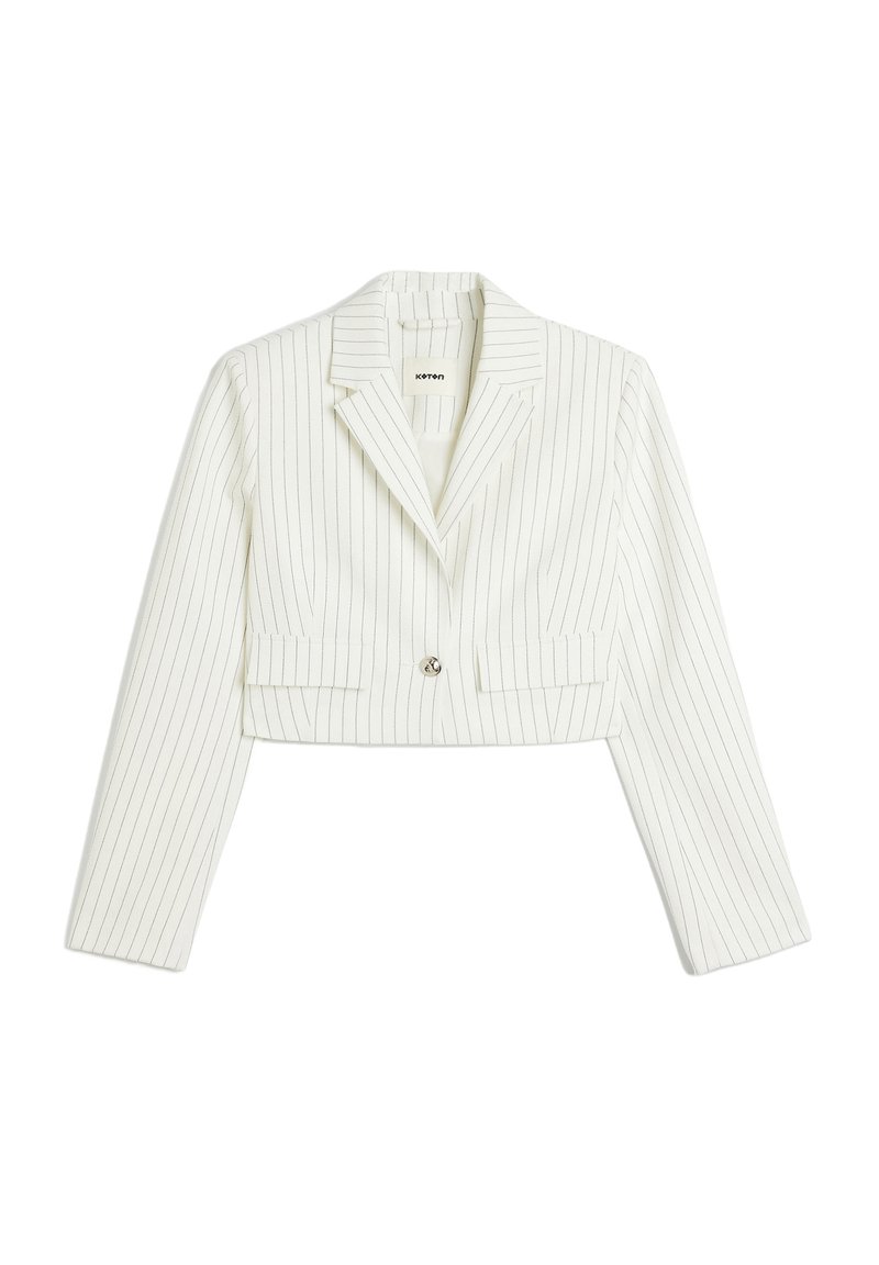 Blazer corto blanco con finas rayas, acabado satinado, solapas afiladas, cierre de un solo botón y dos bolsillos frontales.
