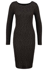 Abito a maniche lunghe in maglia di un marrone scuro con una silhouette aderente, scollatura a barchetta e una sottile trama di texture su tutto il tessuto.