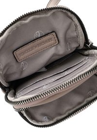 Plånbok med dragkedja i ljusgråt tyg med mönstrad insida. Har kortfack och en läderetikett. Texturerade dragkedjeaccent.