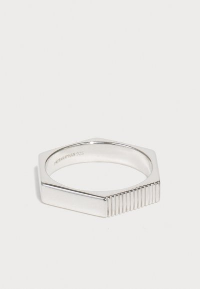 Anello esagonale in argento con superficie liscia, caratterizzato da scanalature verticali su un lato e contrassegnato con "925" per attestare l'autenticità dell'argento sterling.