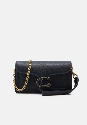 Borsa a tracolla in pelle nera con tracolla in catena dorata e chiusura a forma di C. Presenta una finitura testurizzata e una forma rettangolare.