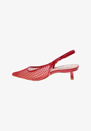 Scarpa slingback rossa in rete con punta affusolata, finitura lucida, tacco basso a kitten e un design distintivo a taglio.