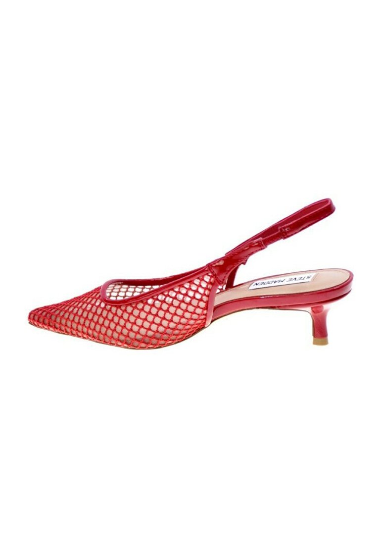 Scarpa slingback rossa in rete con punta affusolata, finitura lucida, tacco basso a kitten e un design distintivo a taglio.