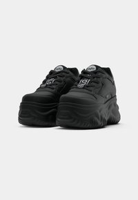 Sorte sneakers med en tykk såle, med en glatt overdel, runde lisser og logo-acenter. Teksturerte gummisåler for godt grep.