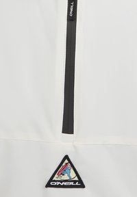 Witte ritsjack met een zwarte rits, voorzien van een driehoekige patch met kleurrijke surfafbeeldingen en de merknaam "O'Neill."