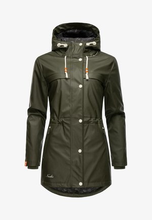 Olijfgroene waterdichte regenjas met verstelbare capuchon, twee voorzakken, witte knopen, trekkoorden en een gevoerde voering met patronen.