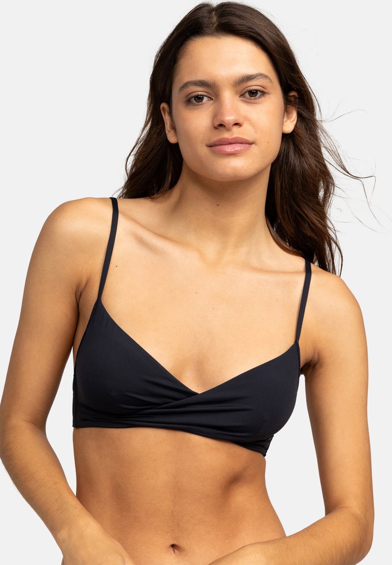 Černý bralet s výstřihem do V, vyrobený z hladkého materiálu, s tenkými nastavovacími ramínky a zkrouceným předním detailem.
