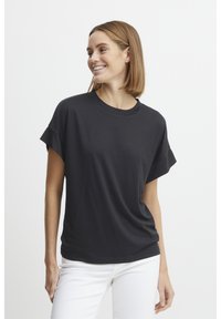 Svart t-shirt med kort ärm, rund hals och avslappnad passform. Tillverkad av mjukt bomullsmaterial, med rullade ärmslut och en slät yta.