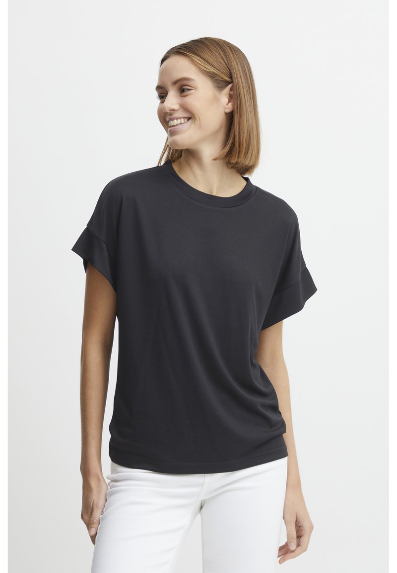 Svart t-shirt med kort ärm, rund hals och avslappnad passform. Tillverkad av mjukt bomullsmaterial, med rullade ärmslut och en slät yta.