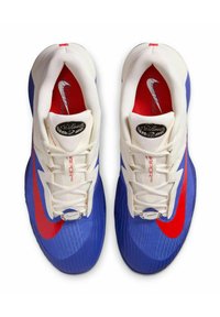 Scarpe sportive con una combinazione di colori blu e rosso, tomaia in rete, accenti bianchi, punta testurizzata e una distintiva placca con il logo sulla linguetta.