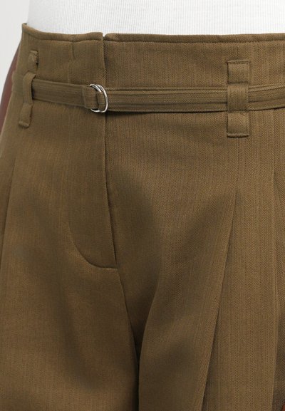 Pantaloni tailored maro dintr-un material texturat, cu talie cu curea, buzunare laterale și un model clasic de herringbone.