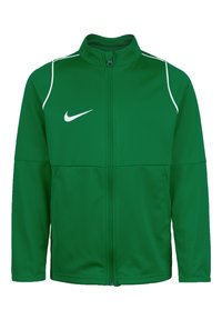 Giacca Nike verde con chiusura a zip, colletto alto e accenti bianchi lungo le spalle. Presenta un logo bianco prominente sul petto.