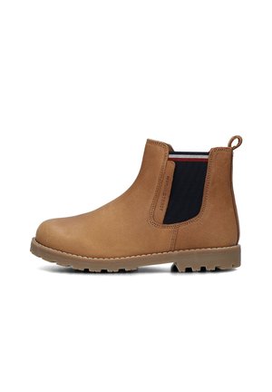 Stivaletto Chelsea in pelle color tan con pannelli laterali elasticizzati, linguetta di trazione, suola in gomma e tomaia texture. Presenta dettagli a contrasto.