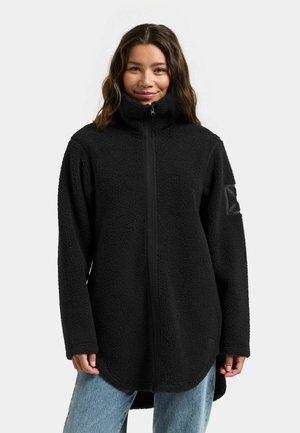 Sort fleecejakke med høj krave, frontlynlås og tekstureret overflade. Har et logo-patch på venstre ærme og en buet nederkant.