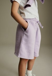 Next BERMUDA REGULAR FIT fioletowy