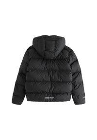 Doudoune noire avec capuche, dotée d'un design matelassé, de poignets élastiques et d'accents réfléchissants à l'arrière et à l'ourlet.