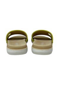 Infradito con due cinturini gialli, soletta beige e suola bianca. Presenta una texture liscia e bordi arrotondati per il massimo comfort e facilità d'uso.