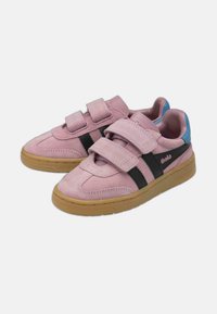 Zapatillas de ante rosa con rayas negras, correas de velcro y suela de goma. Acento azul en el talón. Logotipo de la marca en el lateral. Diseño atlético clásico.