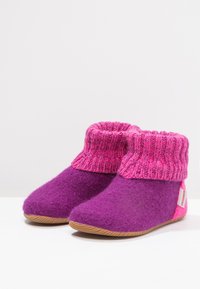 Fioletowe filcowe kapcie z różowym dzianinowym mankietem. Miękka tekstura, zaokrąglony czubek i gumowa podeszwa zapewniająca przyczepność. Mała metka po boku.