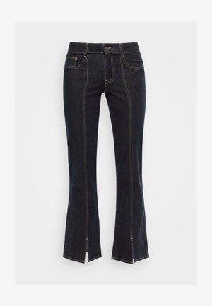 Jeans de ganga azul-escuro, com boca de sino, com bolsos frontais, costura visível e bainhas cortadas na parte inferior, com uma cintura clássica e botão em metal.