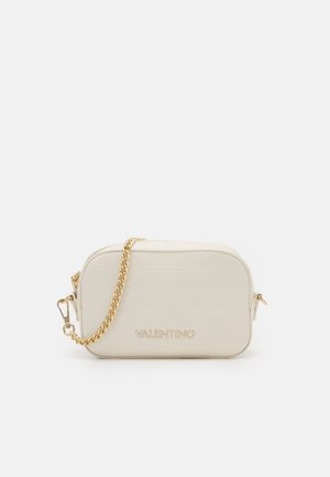 Sac en cuir couleur crème en bandoulière avec une chaîne en or, présentant un motif texturé et un logo "VALENTINO" embossé à l'avant.