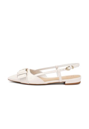 Scarpa bianca bassa con punta affilata, cinturino posteriore a slingback con grande fibbia e sottile cinturino alla caviglia regolabile con fibbia oro.