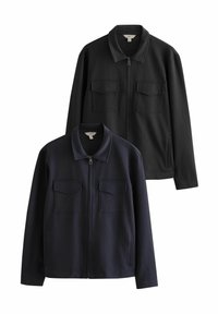Twee ritsjacks in zwart en marineblauw, met een kraag, twee voorzakken en een gladde stoftextuur.