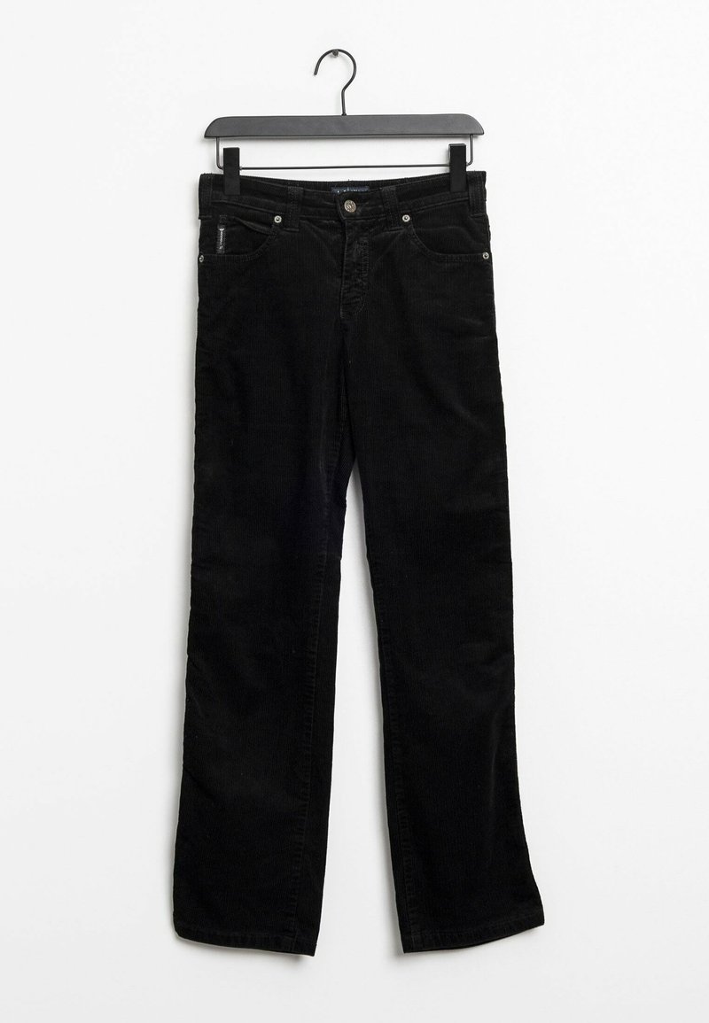 Pantalon en velours côtelé noir suspendu sur un cintre en plastique noir sur fond blanc, vu de face avec poches et bouton visibles.