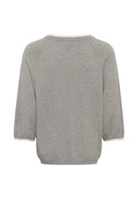 Svetlo siva, dolgi rokav pleteni pulover z belimi robovi na izrezu in manšeta, prikazan s hrbtne strani na belem ozadju.