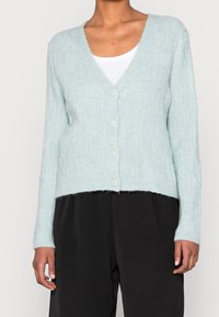 Cardigan de punto azul claro con escote en V, mangas largas, textura acanalada, cinco botones en la parte delantera y un dobladillo corto.