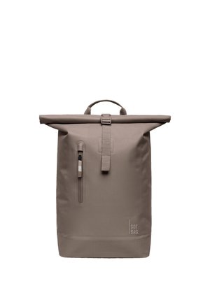 Mochila roll-top color topo con bolsillo delantero vertical con cremallera y correa con hebilla, con el logo "GOT BAG" en la parte inferior derecha.