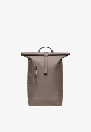 Mochila roll-top color topo con bolsillo delantero vertical con cremallera y correa con hebilla, con el logo "GOT BAG" en la parte inferior derecha.