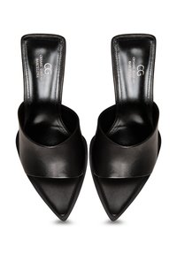 Mule nere in pelle con tacco, punta affusolata e fascia ampia sul davanti. Texture liscia e design minimalista e raffinato.