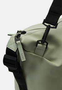Rains HILO BAG LARGE UNISEX - Torba za vikend - earth