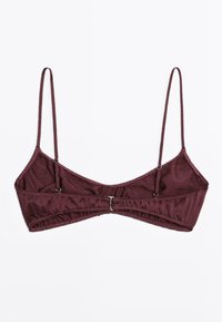 Bralette bordeaux en tissu lisse, avec des bretelles réglables et un fermoir en métal au centre. Surpiqûres texturées le long des bords.