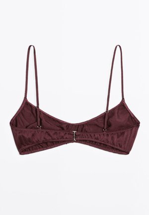 Bordowy stanik typu bralette wykonany z gładkiego materiału, z regulowanymi ramiączkami i metalowym zapięciem na środku. Teksturowane przeszycia wzdłuż brzegów.