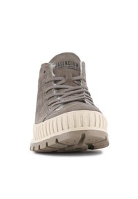 Zapatillas altas de ante gris con una suela de goma texturizada en color crema, punta redonda y cordones destacados. Presenta una pequeña etiqueta de marca en la lengüeta.