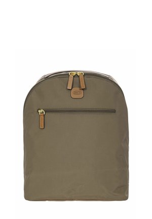 Olijfgroen nylon rugzak met een ronde vorm, bruin leren accenten, een voorvak met rits en dubbele gele ritsen aan de bovenkant.