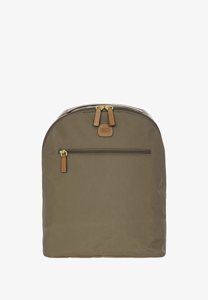 Zaino in nylon verde oliva con forma arrotondata, dettagli in pelle marrone, tasca frontale con zip e doppie zip gialle nella parte superiore.