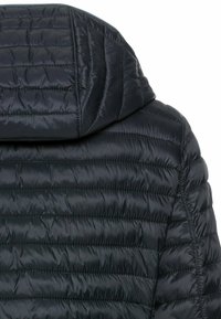Sort pufferjakke med en quiltet design, der har hætte og en glat tekstur. Materialet er let og vandafvisende.