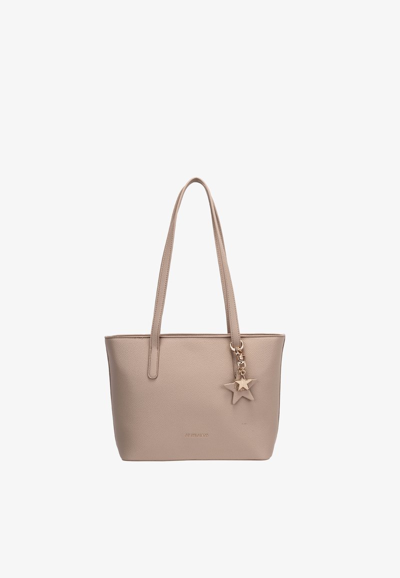 Bolso tote de cuero beige con dos correas para el hombro y un doble colgante en forma de estrella en el lado frontal derecho.