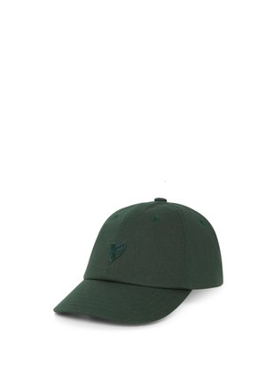Casquette de baseball vert foncé avec une visière incurvée et un petit papillon brodé sur le panneau avant, présentée sur fond blanc.