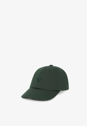 Casquette de baseball vert foncé avec une visière incurvée et un petit papillon brodé sur le panneau avant, présentée sur fond blanc.