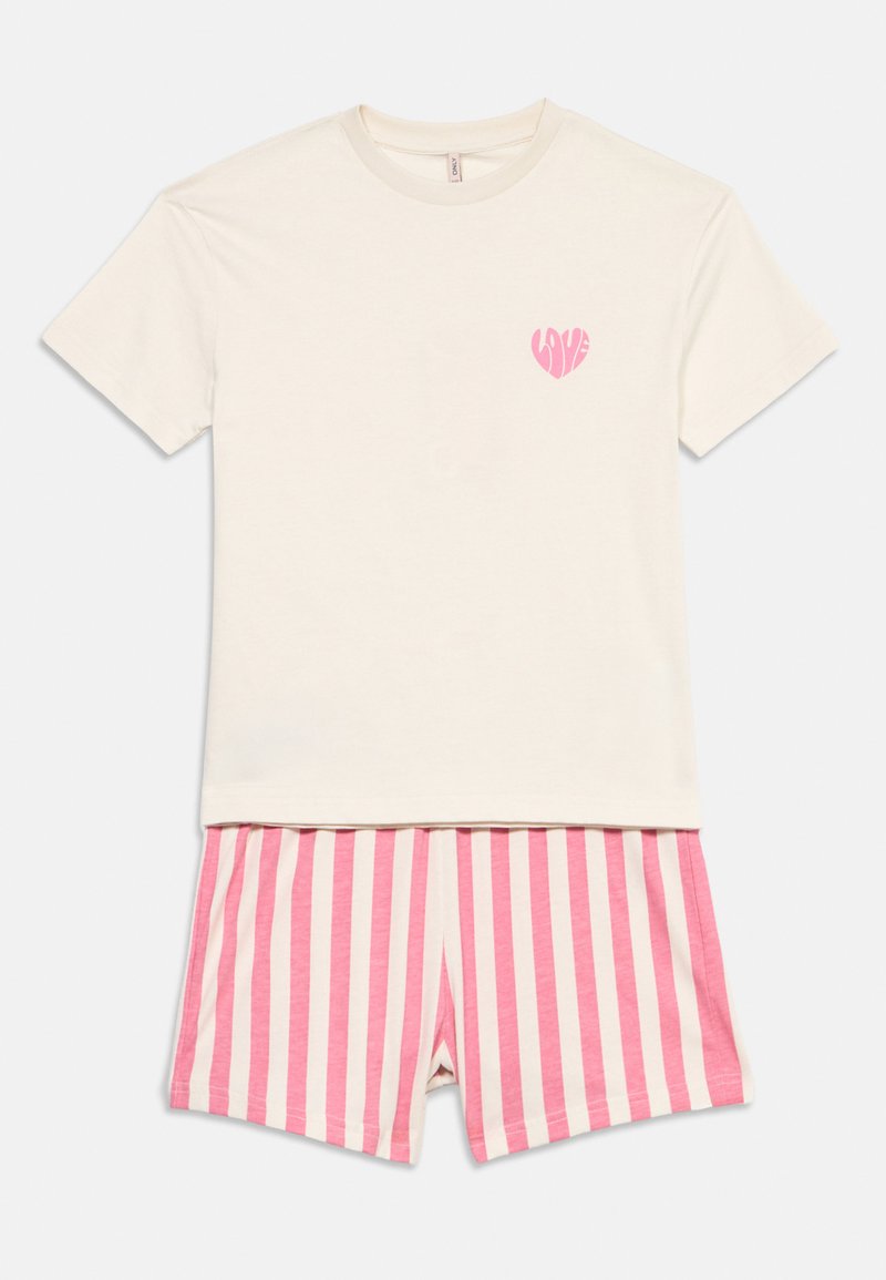 Κοντομάνικη μπλούζα τύπου T σε κρεμ απόχρωση με ροζ λογότυπο καρδιά στο στήθος, συνδυασμένη με ροζ και λευκά κάθετα ριγέ σορτς.