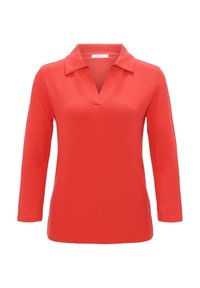 Polo à manches longues rouge avec col, présentant un design à encolure en V et un tissu doux et texturé. Lignes simples et épurées sans motifs.