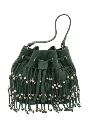 Butelkowo zielona zamszowa torba typu bucket z zamknięciem na ściągacz, ozdobiona frędzlami i srebrnymi koralikami, pojedyncza górna rączka.