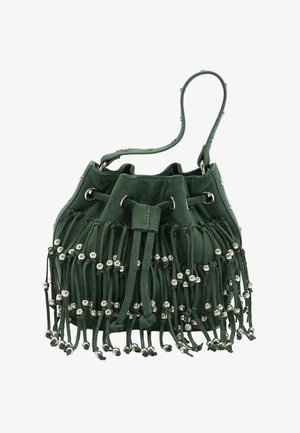 Butelkowo zielona zamszowa torba typu bucket z zamknięciem na ściągacz, ozdobiona frędzlami i srebrnymi koralikami, pojedyncza górna rączka.