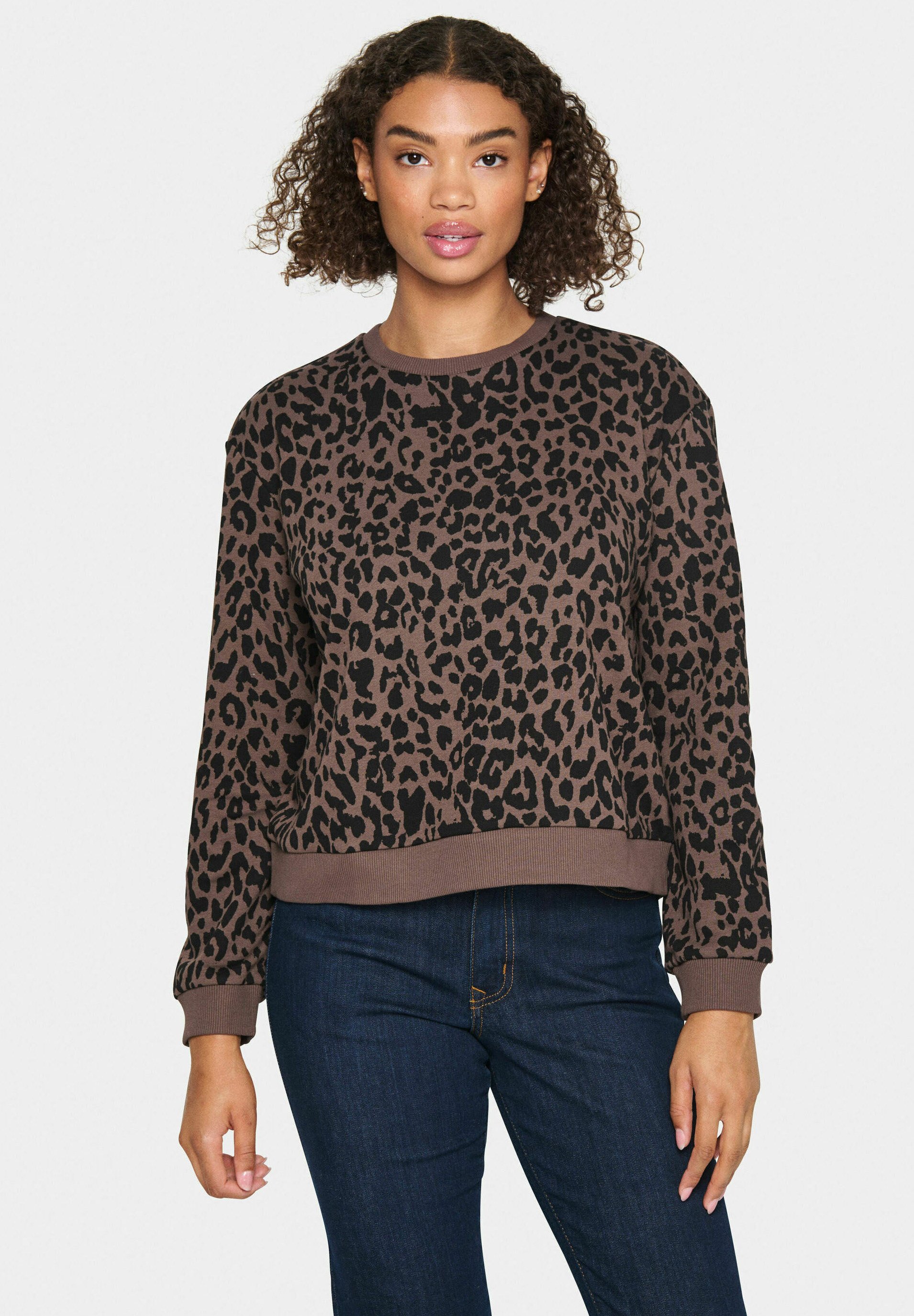 Outfit Leopard Print Camiseta Vans Mujer Leopardo Saint Tropez